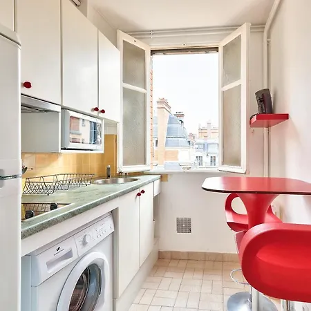 Edmond Roger - Eiffel Apartmán Paříž